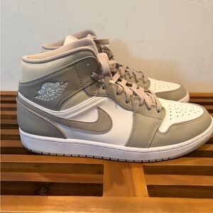 Nike Air Jordan 1 Mid 'College Grey'